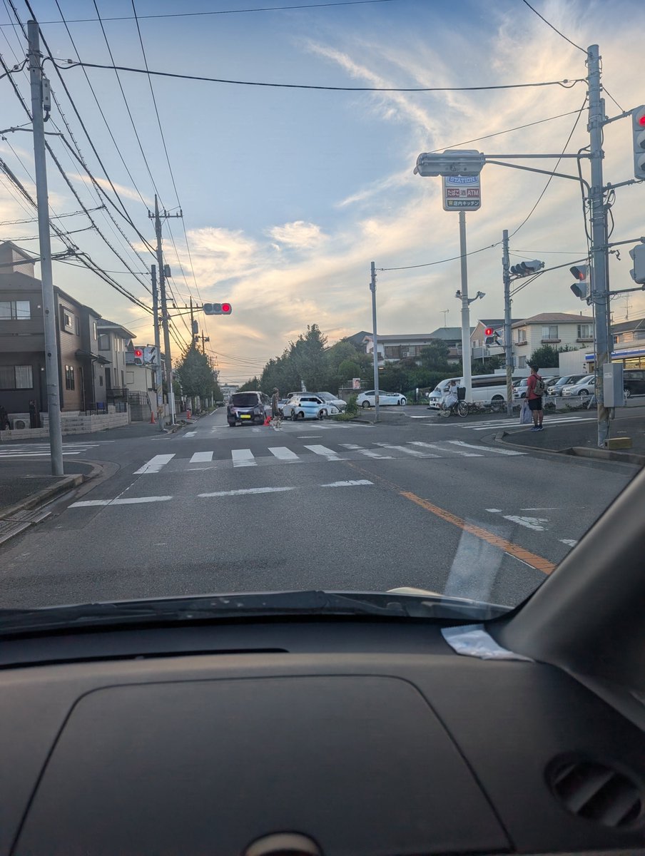 AKometarou's tweet photo. 自宅の最寄りのコンビニ前。
昨日朝はもっといっぱいいて通行止めだったのが、1台通れるようになってた。
周辺徘徊してきたけど、場所によっては故障車大量で、川沿いは氾濫状態のところも……
日常に戻れるのは何時になるでしょうか……
近所のスーパーのお弁当も届いてないっぽいし…… https://t.co/LXwtqneSH3