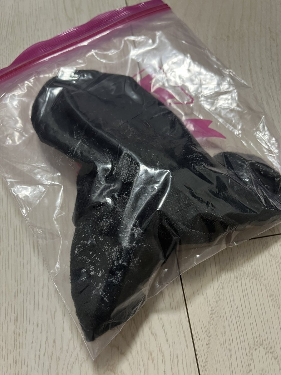 fuminana31's tweet photo. すぐ足臭くなるぐらい蒸れるから、1日履いた靴下ジップロックに入れたら湿っててめっちゃ水滴つく https://t.co/QfnBUejEOG