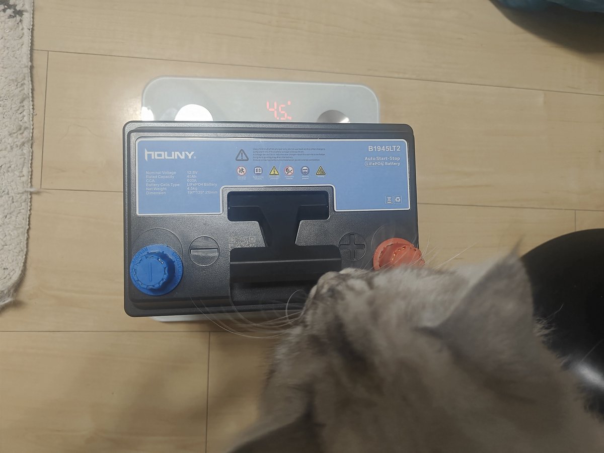 Ctholy1's tweet photo. 6.1キロ軽量化!　

NA NBロードスターの運転席とバッテリーは全部右になってるし、重量分布上も右めっちゃ重いので、このバッテリー非常に有意義かな?

車用なので、SHORAIみたいな電量管理多分いらないかな。一週間ぐらい使ってみたの体感は大丈夫と思いますwww https://t.co/zzEOQpgDux