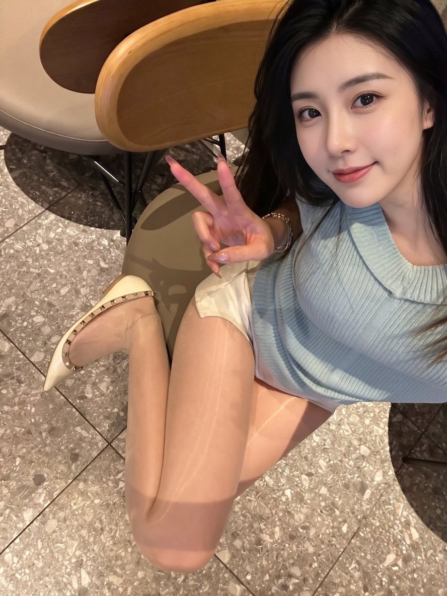 GoldmanTim77791's tweet photo. 一个人在房间里的状态，往往最真实，也最不可描述。卸掉伪装的精致，只留下一双穿透肉丝袜的脚。这组私密照，有没有勾起你内心深处的欲望？ https://t.co/ioXLwfsYhA