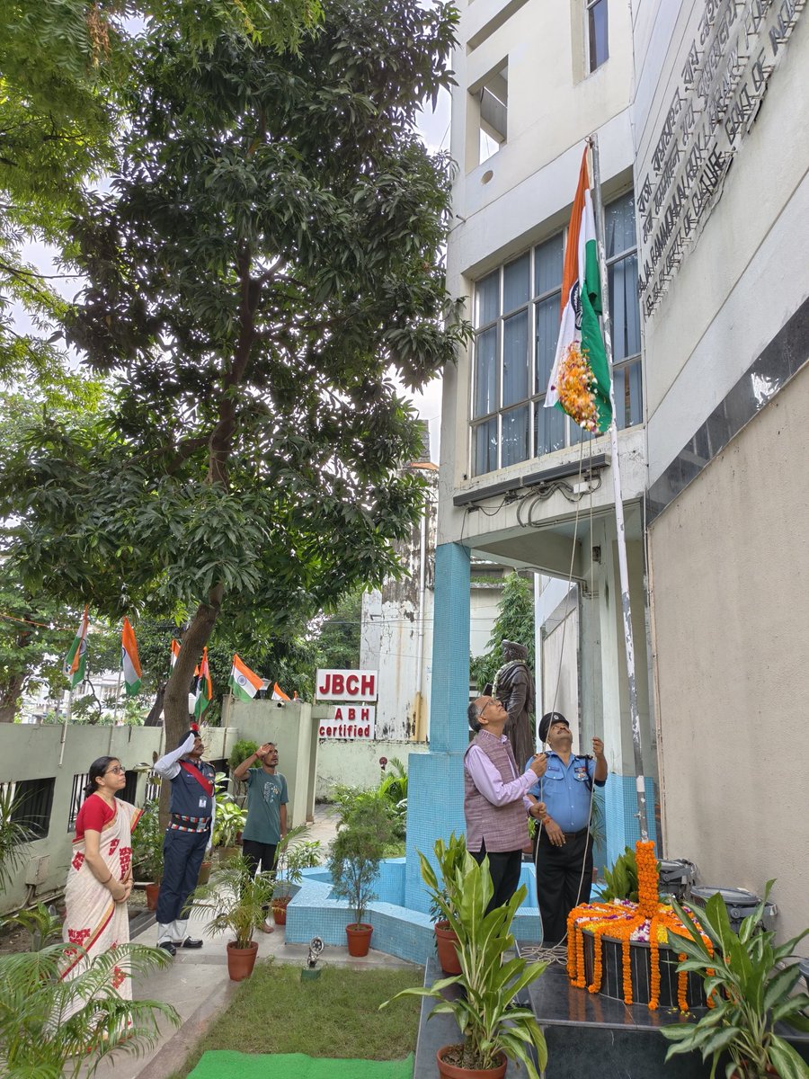 RrrlfKolkata's tweet photo. From the echoes of Vande Mataram to Jana Gana Mana, the 80th Independence Day was celebrated with immense pride at @RrrlfKolkata! DG Shri R. S. Bora hoisted the National Flag as we reaffirmed our dedication to #ViksitBharat. Jai Hind! #IndependenceDay https://t.co/6r15Wuae5X