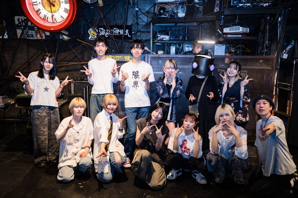 kosugiyun's tweet photo. 8/14(金)は下北沢シェルターでした🎸

今年も“ほぼ生誕ライブ“として黄色のライトで演出してくれた主催の@bou_ken_oh さん、対バンの皆さんとそのお客さんたち、そしてゆんぽぽ団の皆さん、本当にありがとうございました。思い入れのあるライブハウスでお祝いしてもらえて最高でした！

セトリは
1. 東へ西へ/井上陽水
2. たどり着いたらいつも雨降り/ザ・モッブス
3. ファイト！/中島みゆき
4. You & me/小杉ゆん
5. 雨のち/小杉ゆん
でした！

打ち上げの集合写真は
カメラマン寒さん@sam_ph_otoさん📷
ありがとうございました！