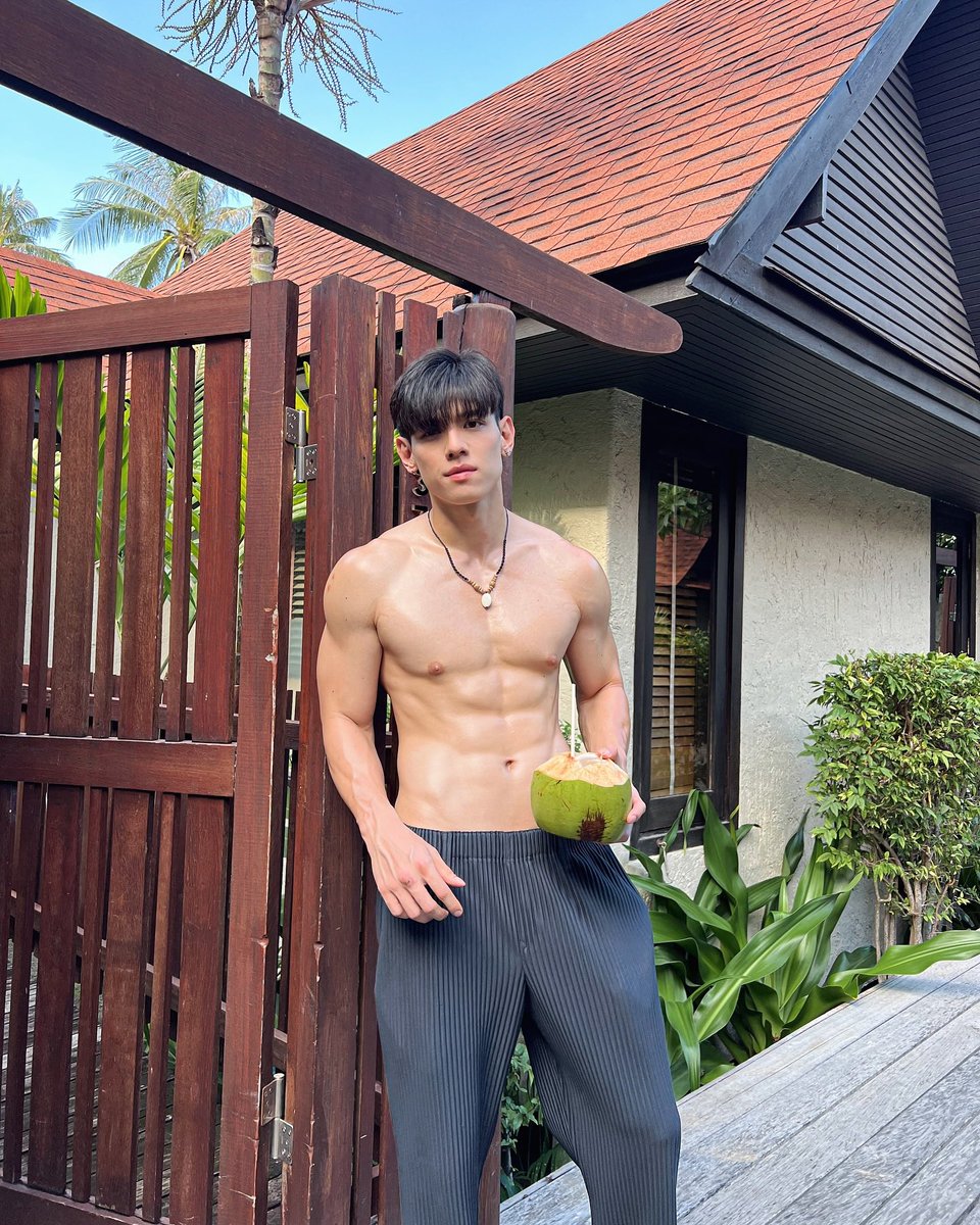 hype_boyss's tweet photo. Menurut gw, mau sebagus apapun chest, shoulder, back, dan arms lu, tapi kalo ga ada abs atau ga sixpack berasa kaya sayur tanpa garam https://t.co/elTyQI4RDP
