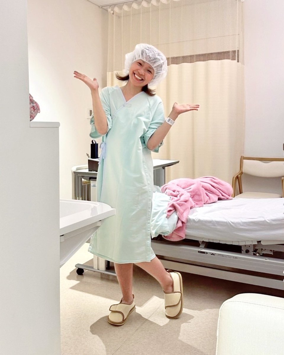 6markStart's tweet photo. 【ご報告】

無事に乳がんの手術を終えました😊

気にかけてくださった皆さん、
ありがとうございます。

去年12月から始まった抗がん剤治療。
甲状腺機能障害などの副作用もあり、
手術が延期になる不安な時期もありました。

それでも抗がん剤がとてもよく効いて、
手術前の検査で、画像には見えないほどまで小さくなっていました◎

乳がんは「全身の病気」と言われています。

手術の術式や治療方針まで、
自分で選択しなければならないこともたくさんありました。

たくさん調べて、勉強して、
そのたびに悩みながら決めてきましたが、
「これで私は治る」と信じて、
ここまで治療に挑んできました。

そして、これまで選択してきた治療が功を奏し、
今回は乳房部分切除術とセンチネルリンパ節生検という、
できるだけ身体への負担を抑えた手術を受け、
無事に退院することができました。

この選択が本当の意味で良かったのか、
その答えが分かるのはきっとずっと先のこと。

それでも今は、
自分が選んできた治療を信じています☺️

そして、画像で見えなくなっていても、
実際にどうだったのかはまだ分かりません。
手術で取った組織を調べる病理結果を待っているところです🙇‍♀️

まずはひとつ大きな山を越えられたことに、
ほっとしています☺️

まだまだ術後の痛みがありますし、
抗がん剤の副作用もあります。

心から『元気です』と言えるようになるためにも😊
今はゆっくり身体を休めています🌿

そして今後もキイトルーダや放射線治療など、
まだもう少し頑張る期間が続きます。

焦る気持ちもありますが、
今はひとつずつ。

しっかり身体を回復させて、
また元気な姿を見せられたらと思っています😊

たくさんのメッセージや応援、
いつも本当にありがとうございます🌻