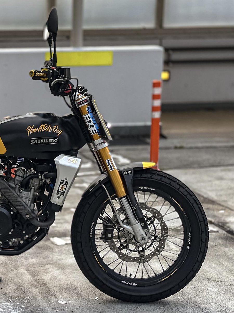 nobtree's tweet photo. FANTIC CABALLERO FlatTrack 250
RDD @ryo_denda 製クリアフロントマスク&amp;ヘッドライト。
明日のニューオーダー行きたかったなぁ。
#NEWORDERCHOPPERSHOW 
#RDDcustom #fantic #caballero https://t.co/jUUxzVnS6l