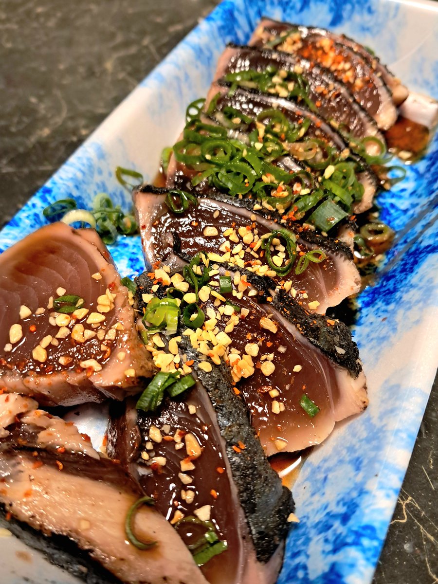 nobuyo5696's tweet photo. 内陸県埼玉でさえそこら辺で激うまぴちぴちもはや生き霊として生きてるレベルで新鮮なかつおのタタキが250円で買える日本つよすぎ漁業流通業小売業日本の領海ありがとう守れ沖ノ鳥島(急にスケールでかい話) https://t.co/JaHyCFZ7kd