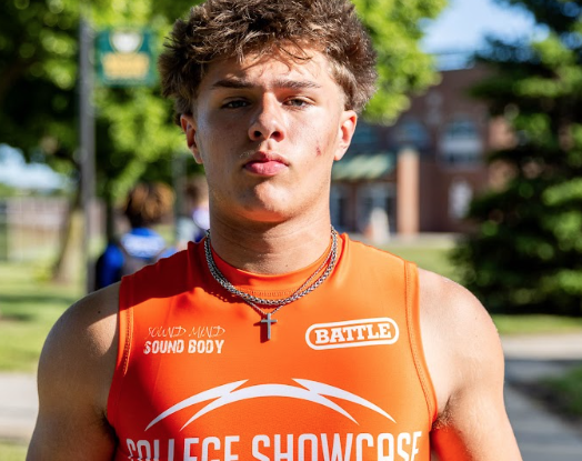 sixstarfootball's tweet photo. Preseason Prospect Preview: Illinois 2028 Offensive  Prospects raising profile

📈Six Star Football takes a look at several prospects making noise🔥

STORY▶️https://t.co/i0Xj9wrEQP

@Liam_barrett78 @Timothyboler3 @Charles_Booker2
@LBratton30 @StephenCaxton @jjchapman_2
@CoatesGelo @BenjaminCo38637 @DanielDes2028
@CFK_UNO1 @JavellDonley @Goatman815
@earl_elmore13 @JosephFrierdich @teddy_ghislandi
@Nigel1of1 @antoniograyes72 @Tyler_Houlf
@CalebJochums12 @TyKennedy777 @Brycefor6ix
@JoshuaLarsen72 @MLeeQB11 @Logan_M_Lennon
@__liljay14  @JoshuaMcEwen19 @FloriansNaglins
@Kylerpayne32 @Marion_Persich @LamarOsterhues
@Jerry_Gohard @SylasRohl2028 @JaxonSaintPaul
@grant_smith_15 @levismn @Brocks_Thompson
@Thatcher_74_  @Kirk63Turner @PaytonUrry8
@alijah_valeri @WyattVanBoening @Keatonvitel6
@jahmoriware1