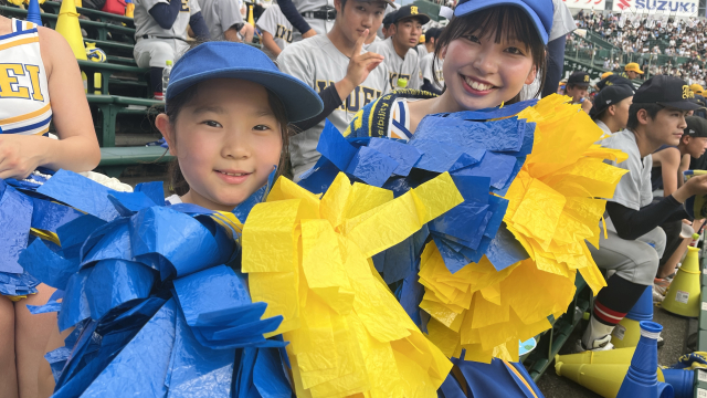 nhk_koushien's tweet photo. 【小さなチアガールも応援！】

#仙台育英 の須江監督の娘の恵玲奈さん（９歳）
ことしもチアガールとしてお父さんのチームを応援します！

「いつも優しくておもしろいお父さんが、みんなを優勝に導いて！」

📺全試合を中継！
📱NHK ONEで同時・見逃し配信！
https://t.co/0jolI1xKol https://t.co/XPqyXUIEVb