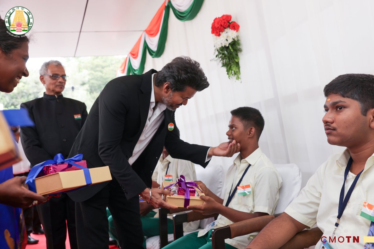 CMOTamilnadu's tweet photo. மாண்புமிகு தமிழ்நாடு முதலமைச்சர் திரு.ச.ஜோசப் விஜய் அவர்கள்  சுதந்திரத் திருநாளை முன்னிட்டு இன்று (15.8.2026) சென்னை, தலைமைச் செயலகம், புனித ஜார்ஜ் கோட்டைக் கொத்தளத்தில் தேசியக் கொடியை ஏற்றிவைத்து சுதந்திரத் திருநாள் சிறப்புரையாற்றி, தகைசால் தமிழர் விருது, டாக்டர் A.P.J.அப்துல்கலாம் விருது, கல்பனா சாவ்லா விருது, முதலமைச்சரின் நல் ஆளுமை விருதுகள், மாற்றுத்திறனாளிகள் நலனுக்காக மிகச் சிறந்த சேவை புரிந்தோருக்கான விருதுகள், மகளிர் நலத்திற்கான சிறந்த சேவைக்காகத் தொண்டாற்றியவர்களுக்கான விருது, சிறந்த உள்ளாட்சி அமைப்புகளுக்கான முதலமைச்சர் விருதுகள், முதலமைச்சரின் மாநில இளைஞர் விருதுகள் ஆகிய தமிழ்நாடு அரசின் விருதுகளை வழங்கிச் சிறப்பித்தார்கள்.

#CMJosephVijay
#IndependenceDay