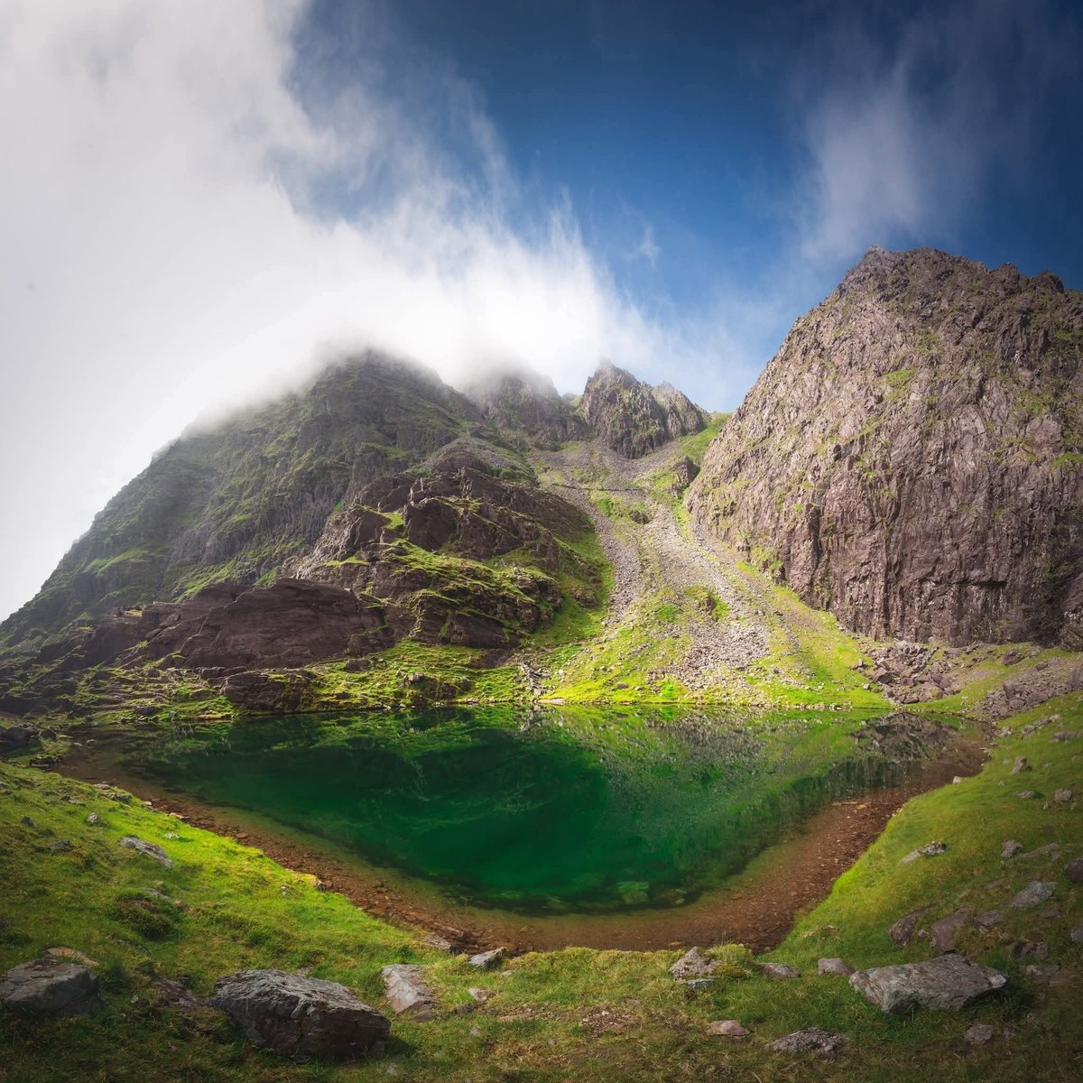 ThisIsIreland3's tweet photo. 📍This is the highest lake in Ireland. Lough Cummeenoughter, located at an elevation of roughly 707 meters (2,320 feet) in County Kerry. It's found at the  MacGillycuddy's Reeks. The views here are absolutely stunning 🏞️⛰️🇮🇪

📸 My heart is in Ireland

#Kerry #Ireland #Mountains https://t.co/mhdetyxwzw