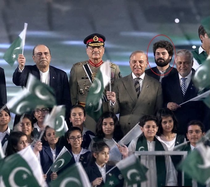 bannedwarrior1's tweet photo. Those mohajirs who thinks that Asim munir is trying to oust corrupt Zardari from presidency and creating provinces must see this image closely,how he is celebrating 14th August with this crook and standing shoulder to shoulder with him.Mohajirs must stop supporting him. #14thaug https://t.co/zCueIwIVWM