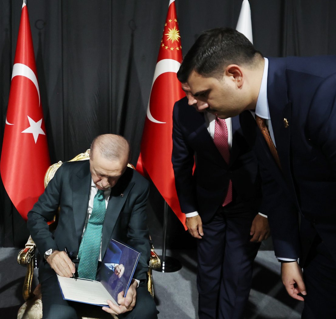 eyupkadirinan's tweet photo. AK Parti 25. Yıl Vizyon Belgesi

"Hedefimiz sadece değişimin hızına ayak uydurmak değil, değişime yön verebilmektir. Kurallarını başkalarının yazdığı bir dünyaya razı olmak değil, daha adil bir dünyanın kuruluşuna Türkiye’nin mührünü vurmaktır.”

RECEP TAYYİP ERDOĞAN

14.08.2026