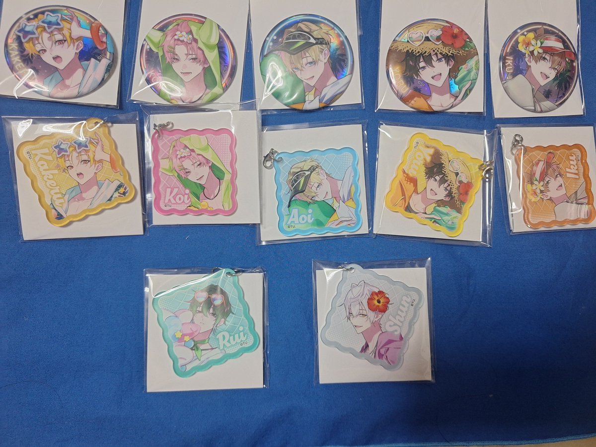 makes323's tweet photo. ツキスプのチャームと缶バはこんな感じです。出来れば缶バとチャームがあるキャラはセットでお迎え探したい https://t.co/CPS6nwi6Ku