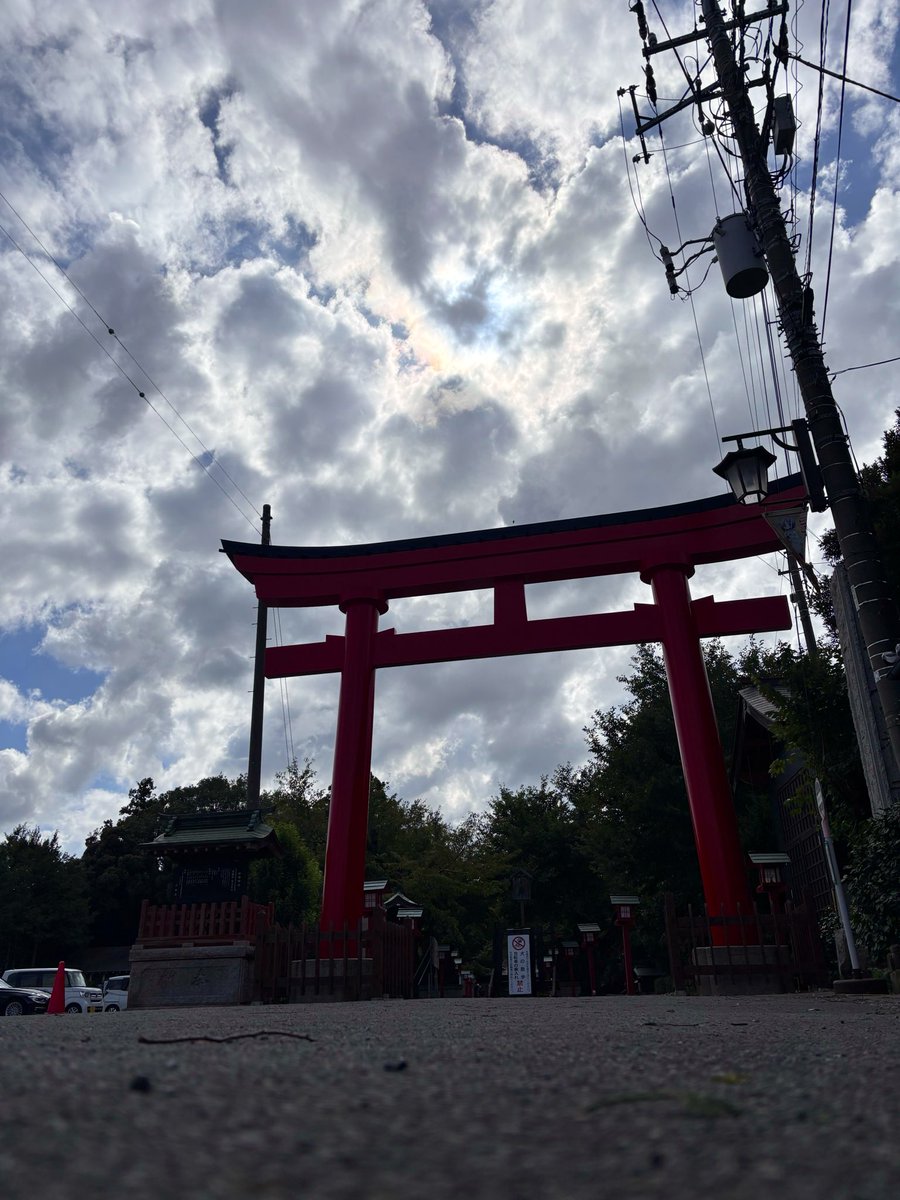 kirino_yumeka77's tweet photo. オフコラボ前にみんなで鷲宮神社⛩️🥰
ノスタルジィですわ。夏の神社ってホント素敵ですのよ。
らき☆すたとか相当前で懐かしさを感じました。オタク全盛期初手ですわねぇ、 https://t.co/DU4UkYaveD