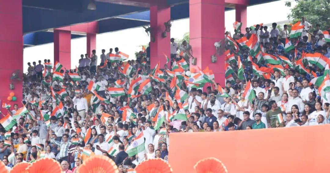 GSDMAGOV's tweet photo. આ ગૌરવશાળી અવસરે આકર્ષક પોલીસ પરેડ અને સાંસ્કૃતિક કૃતિઓની રજૂઆત સાથે જિલ્લાના ૫૬ ઉત્કૃષ્ટ નાગરિકોને તેમની પ્રશંસનીય કામગીરી બદલ સન્માનિત કરવામાં આવ્યા. https://t.co/pTf0AxEYMF