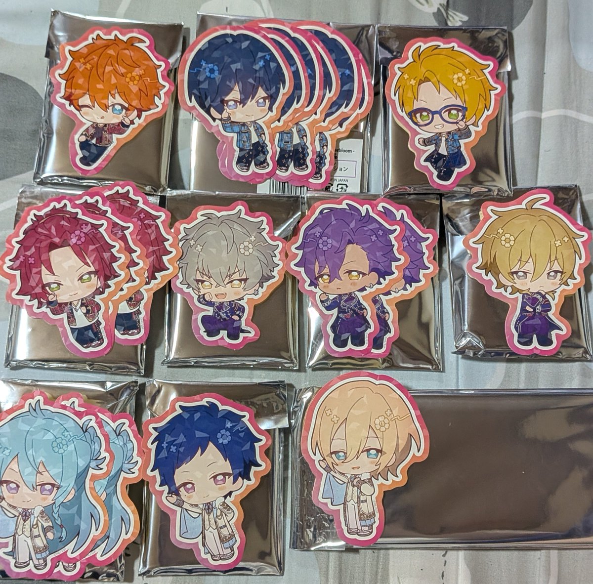 re_love_k's tweet photo. 【交換/譲渡】あんスタ アニカフェ スタフォニ  アクスタ アクリルスタンド ステッカー チケット風キーホルダー

譲
【ステッカー】
スバル 北斗 真 真緒 薫 晃牙 アドニス 渉 弓弦 英智

【アクスタ】
アドニス 真 英智 弓弦

【アクキー】
真 英智

求➡定価＋送料＞同異種零

⬇ https://t.co/MOGIgPvzBc