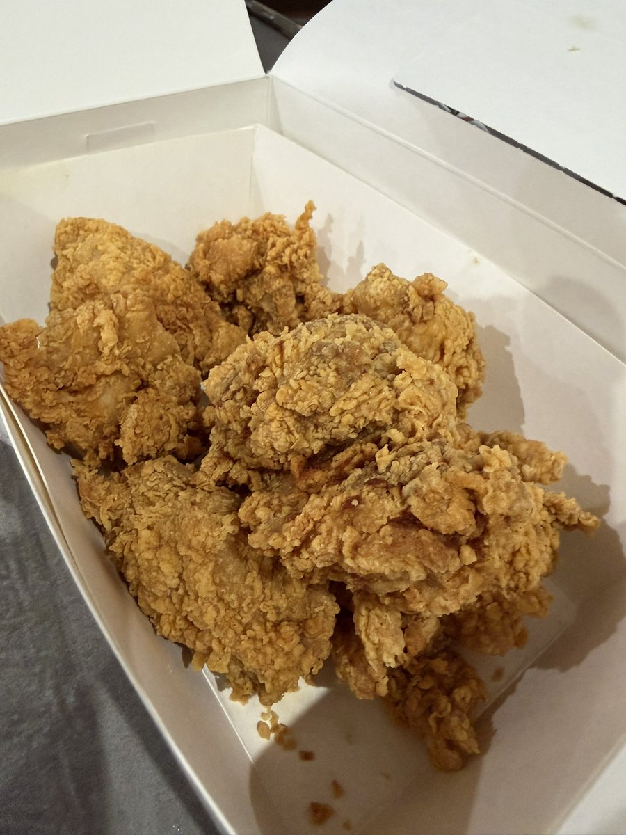 mitsuhamburg's tweet photo. 韓国チキンをテイクアウトして
日本代表戦をバスライで観戦！
#バスケ日本代表
#AKATSUKIJAPAN
#バスケット日本代表 https://t.co/fBtRg5mt6W