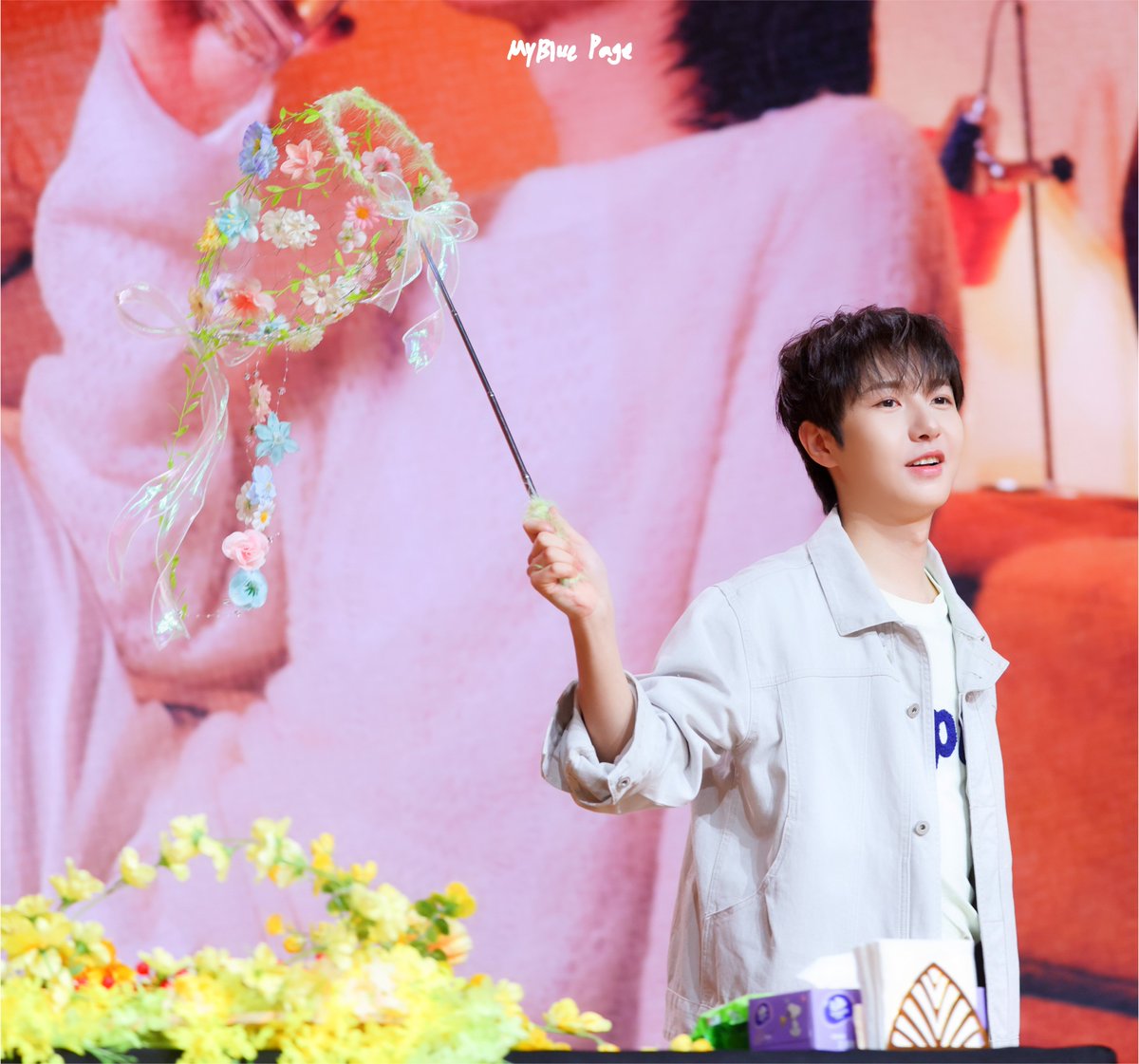MyBluePage's tweet photo. 비누방울 만드는 것 같음 🫧

260815 MACAU
#런쥔 #RENJUN #ロンジュン #黄仁俊 #仁俊 https://t.co/WwXtzeDiLm