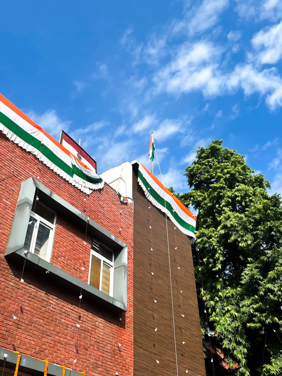 ArtoHapur's tweet photo. स्वतंत्रता दिवस पर उ.प्र. परिवहन आयुक्त मुख्यालय में राष्ट्रीय ध्वज फहराया गया। 🇮🇳
परिवहन आयुक्त श्री आशुतोष निरंजन जी ने स्वतंत्रता सेनानियों को नमन करते हुए Digital Vision, Road Safety एवं Good Governance को प्राथमिकता देने का संदेश दिया।
जय हिंद! 
#IndependenceDay #UPTransport https://t.co/K4baaJo1ip
