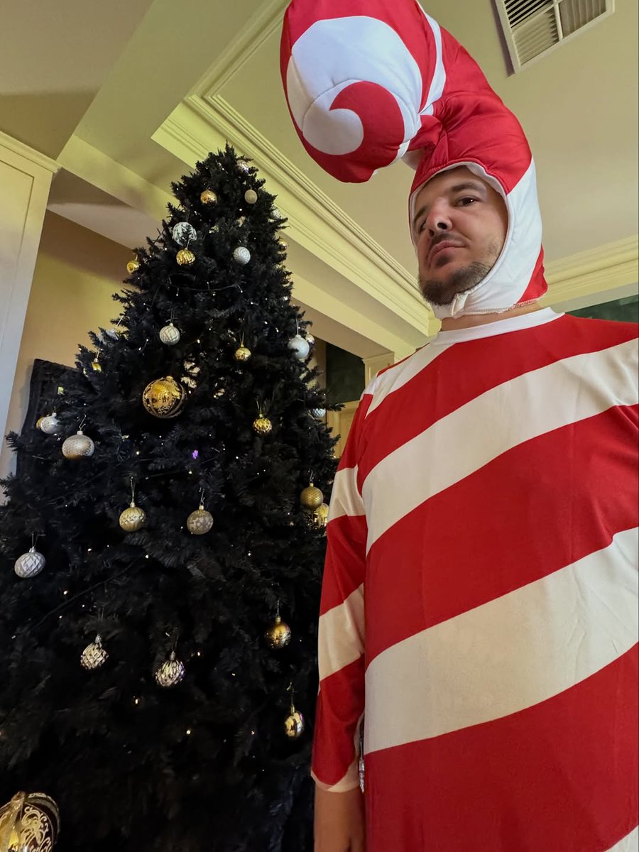 ramonalevate's tweet photo. Crimmus time https://t.co/jDpY2JuXQW