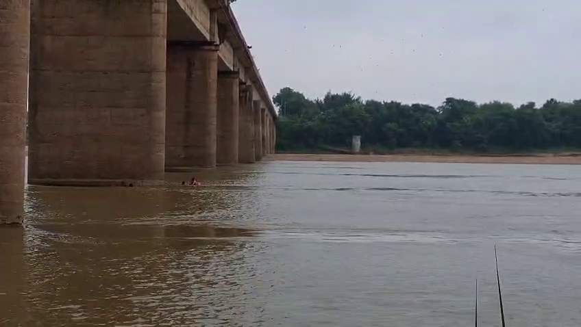 otvkhabar's tweet photo. #୭୦_ଫୁଟ୍_ତଳକୁ_ଖସିପଡ଼ିଲେ_ଯୁବତୀ
-ଟିଟିଲାଗଡ଼: ସେଲ୍ଫି ନେଲା ବେଳେ ୭୦ ଫୁଟ୍ ତଳକୁ ଖସିପଡ଼ିଲେ ଯୁବତୀ
-ତେଲ ନଦୀ ବେଲଗାଁ ବ୍ରିଜରେ ସେଲ୍ଫି ନେବା ବେଳେ ଖସିପଡ଼ିଲେ
-ସୁରକ୍ଷିତ ଭାବେ ଯୁବତୀଙ୍କୁ ଉଦ୍ଧାର କଲା ଅଗ୍ନିଶମ ବାହିନୀ
#SelfieFail #WomanRescued #FireRescue #Balangir #TelRiverBridge #BelgaonBridge #SafetyFirst #OTV