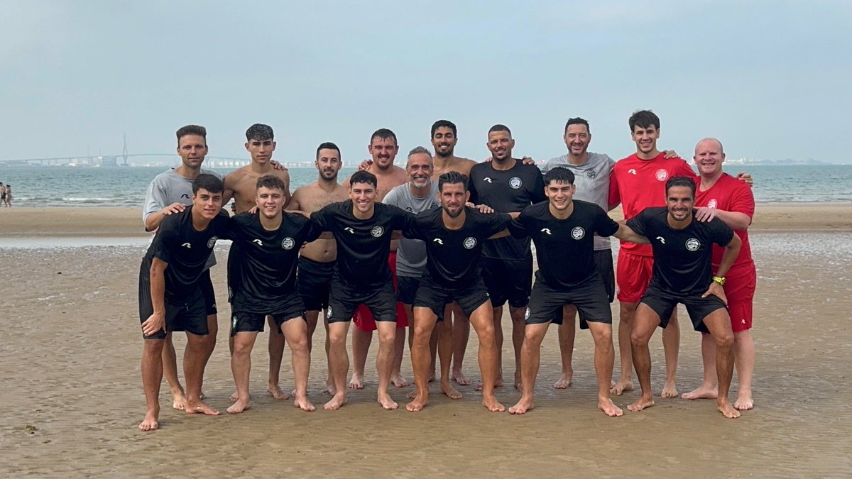 XerezDFC_Futsal's tweet photo. 🌊⚽ Cambio de escenario para seguir sumando.

El Xerez Toyota Nimauto se ha desplazado hoy hasta Valdelagrana para completar una sesión de entrenamiento diferente sobre la arena. Trabajo, esfuerzo y también buenos momentos.

💪 Seguimos cargando las pilas.

¡Vamos, Xerez! https://t.co/UzNn1pjhup