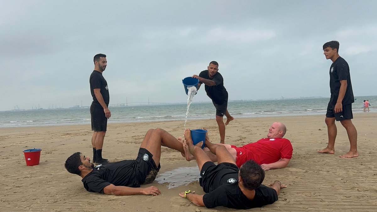 XerezDFC_Futsal's tweet photo. 🌊⚽ Cambio de escenario para seguir sumando.

El Xerez Toyota Nimauto se ha desplazado hoy hasta Valdelagrana para completar una sesión de entrenamiento diferente sobre la arena. Trabajo, esfuerzo y también buenos momentos.

💪 Seguimos cargando las pilas.

¡Vamos, Xerez! https://t.co/UzNn1pjhup