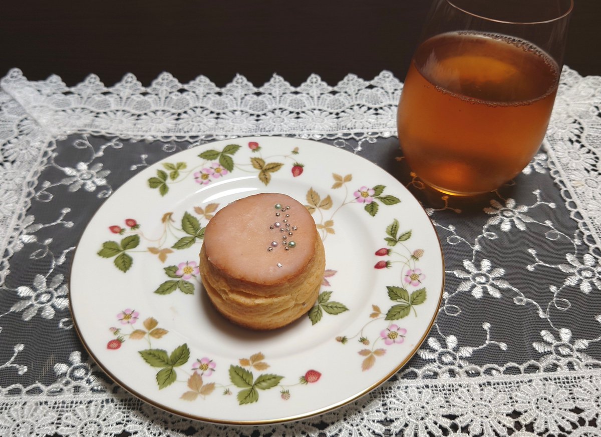 beniharuka_tea's tweet photo. 🧁葉々屋
スコーン 桃のフロマージュ(チーズケーキ)
🥤はじまりの紅茶
水出し和紅茶(ロイヤル)

横ではなく縦に割って食べて欲しいシリーズ。
上には甘酸っぱい桃のアイシング、中は桃とクリームチーズを練り込んだ生地、底は少し固めの全粒粉。
何もつけずとも美味しくてペロリ😋💕

#茶好連 https://t.co/UJasGM7pBR