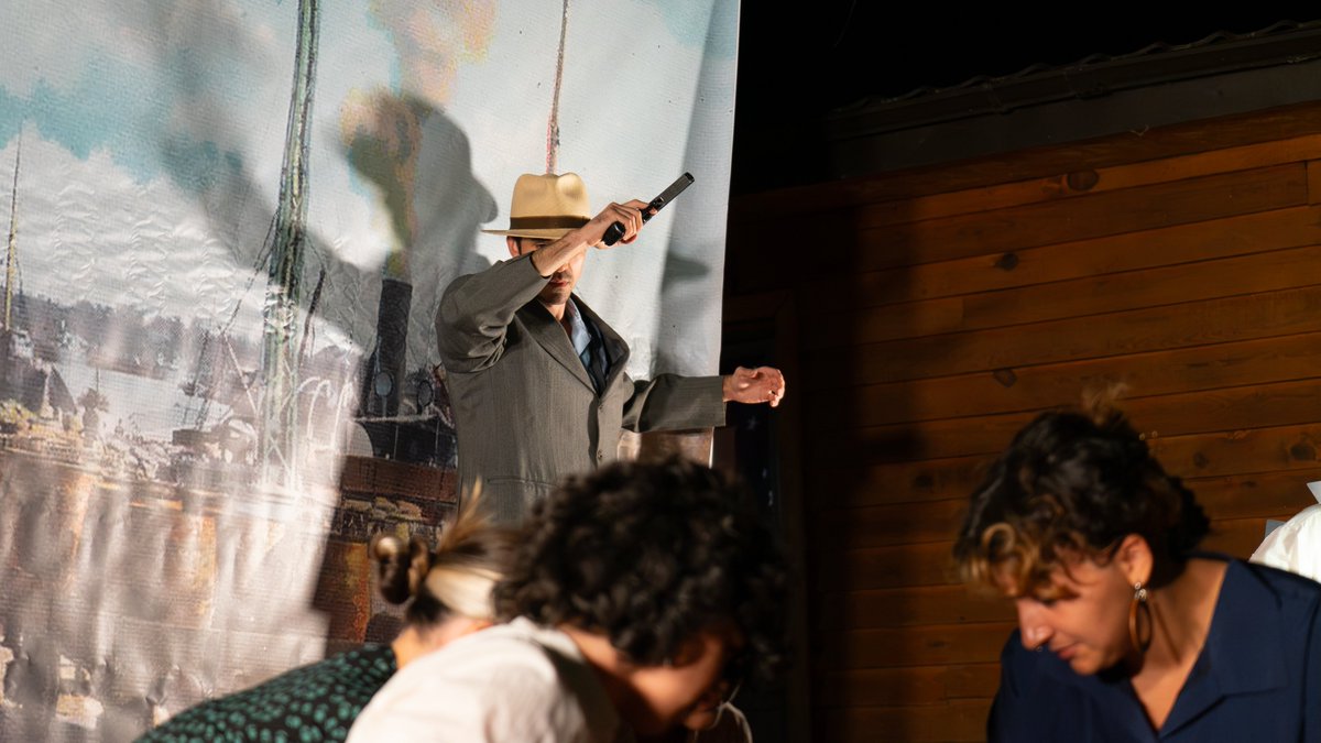 CJC_Media's tweet photo. 🏕🚩 Al finalizar la jornada de ayer, los campistas pudieron disfrutar de la obra «Huelga en el puerto», escrita por María Teresa León en 1933, representada por el Grupo de Teatro conformado por militantes de los CJC. https://t.co/W0Ax4RvS9D