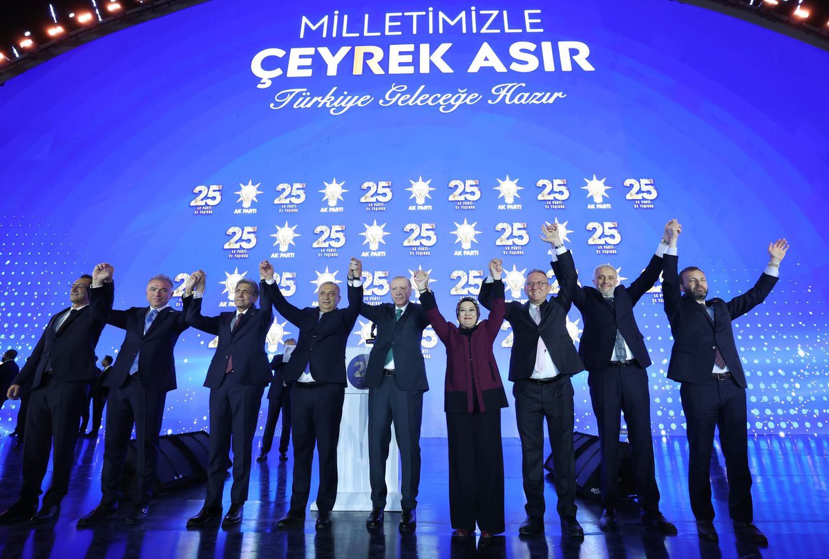 EmrullahErkus's tweet photo. Cumhurbaşkanımız ve Genel Başkanımız Sayın @RTErdogan’ın liderliğinde “Her şey Türkiye için” dedik; yüzyılın işlerini çeyrek asra sığdırdık.

Şimdi daha büyük hedefler, daha güçlü yarınlar için durmadan çalışacağız.

Bu kutlu yürüyüşte AK Parti’mizle yol yürüyecek milletvekillerimizi ve belediye başkanlarımızı tebrik ediyorum.

Nice 25 yıllara, nice hizmetlere… 🇹🇷

#AKParti25Yaşında
#MilletimizleÇeyrekAsır