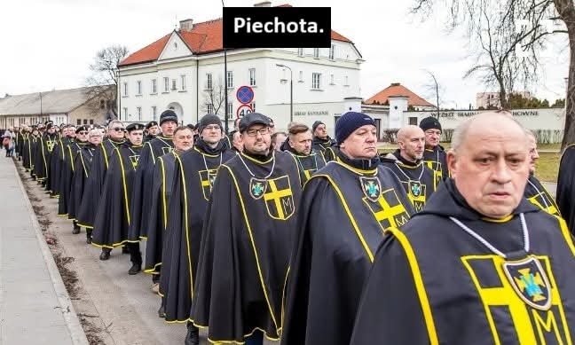 gimnastyczna's tweet photo. Defilada z okazji Święta Wojska Polskiego zorganizowana ze środków SAFE 0% Karola Nawrockiego: https://t.co/Itq2RUT0Dl
