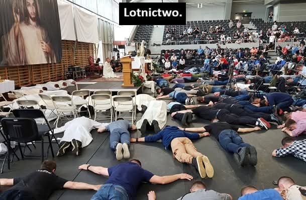 gimnastyczna's tweet photo. Defilada z okazji Święta Wojska Polskiego zorganizowana ze środków SAFE 0% Karola Nawrockiego: https://t.co/Itq2RUT0Dl