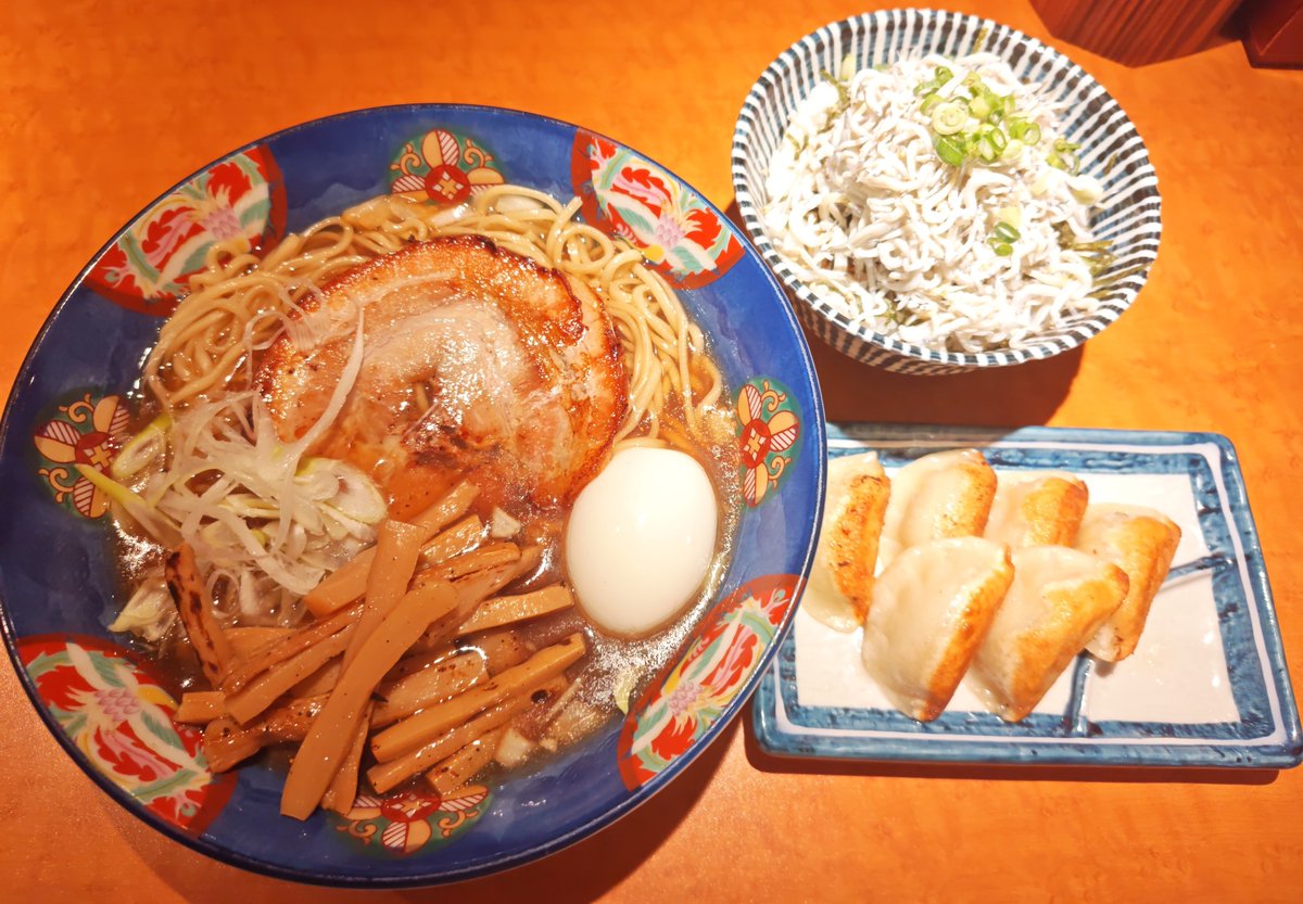 santaka50's tweet photo. らぁ麺ゃ 煮干しのRYOMAで夕飯。
味玉煮干し中華そば(メンマ)、しらす丼、餃子。
煮干し風味のあっさりスープ。
葱と玉葱が良い食感。
それに炙ったメンマが抜群に美味しい!!
このメンマはお持ち帰りしたい😆

しらす丼もパリッと餃子も美味しく頂きました😋

 #メンマ https://t.co/oVsBcEVtpE