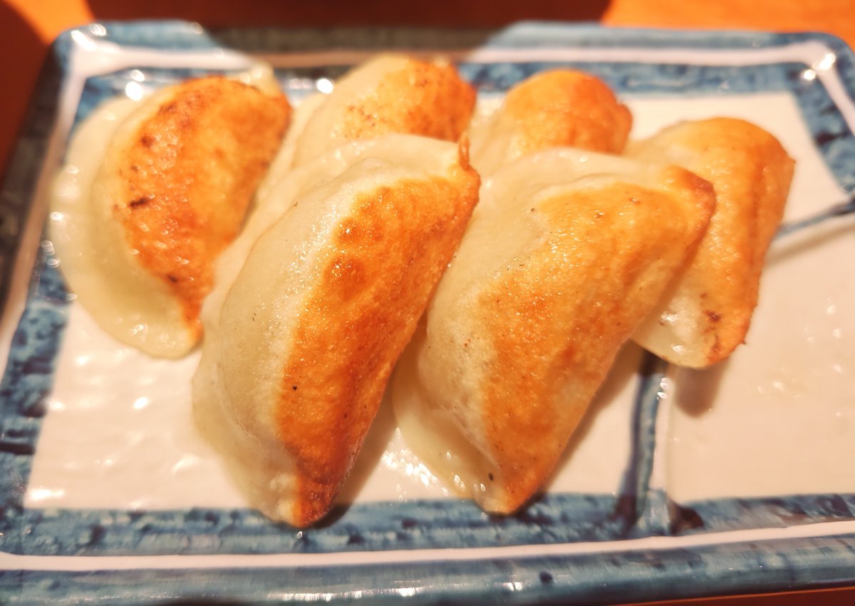 santaka50's tweet photo. らぁ麺ゃ 煮干しのRYOMAで夕飯。
味玉煮干し中華そば(メンマ)、しらす丼、餃子。
煮干し風味のあっさりスープ。
葱と玉葱が良い食感。
それに炙ったメンマが抜群に美味しい!!
このメンマはお持ち帰りしたい😆

しらす丼もパリッと餃子も美味しく頂きました😋

 #メンマ https://t.co/oVsBcEVtpE
