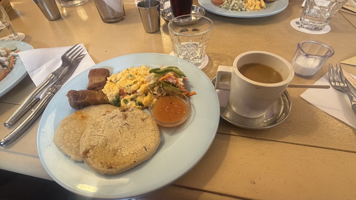 campi_bath's tweet photo. 新宿の世界の朝ごはんっていうお店でエルサルバドル🇸🇻の朝食をいただく。
イースター島で出会った方々と再会できてよかった✨ https://t.co/EZGv6DlWSw