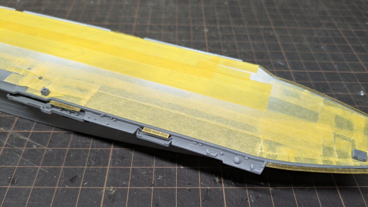 YaLoMaVeTo46's tweet photo. 1/700護衛艦いずも製作記No.16

落下防止ネットのエッチングパーツを取り付けました〜
今までタミヤの瞬着使ってたのですが、今回百均の瞬着を使ったらめっちゃがっちりくっついて感動しました😆

#プラモデル #艦船模型 #製作進捗 https://t.co/dPurmZYSgn