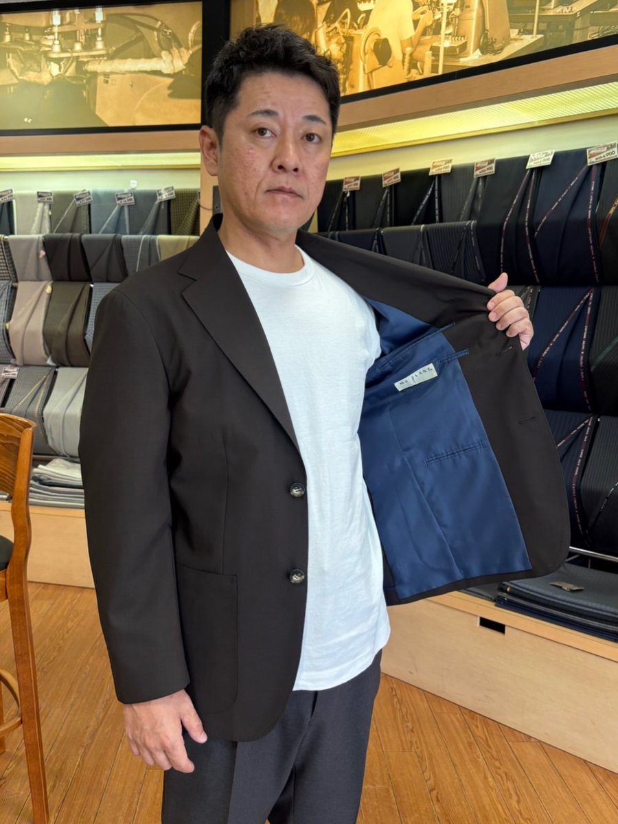 m2plant's tweet photo. お客様にお仕立ていただいたジャケットのご紹介です♪
グレーにドットの織柄が入ったウールリネンブレンドの生地とダークブラウンにこちらも織柄でヴィンテージ感のある生地でお仕立ていただきました😊無地や織柄のジャケットだと、幅広い色柄のスラックスと合わせれて重宝します☺️是非お試し下さい💁‍♂️ https://t.co/PqR1Wyj4sR