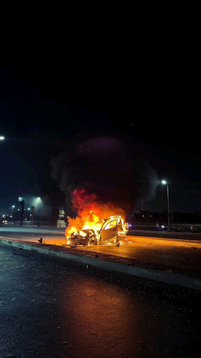 ahmedelkadyx's tweet photo. ممكن الواحد يكون شاف حوادث كتير في الشارع في حياته بس اللي شوفته انهاردة الفجر ده علم في دماغي ومش هنساه طول عمري.
راجل محترم ماشي ف الطريق الاذان الاول اذن عليه نازل يصلي الفجر قدام مسجد الاستقامة فالامل فالسويس.. و الأذان على مرتين (أول وثانِ). الراجل ركن عربيته على جنب ونزل عشان يروح يصلي الفجر بعد ما سمع  الاذان وفجأة عربية تانية جاية بطريقة بسرعة مرعبة تخبط ف العربية وبعد ما العربية كانت راكنة على جنب الطريقة من قوة الخبطة العربية بقت قافلة الطريق والعربية اتخبطتت من هنا وفجأة ولعت من هنا صاحب العربية حتى ملحقش يخش المسجد والنار ماسكة  في العربية وكمان والله اعلم شنطة العربية كان فيها مبلغ مالي معرفش الراجل كان هيعمل بي ايه بس شوفته بعيني والشرطي ماسك الفلوس متفحمة …يعني عربية وفلوس طاروا قدام عينه والنار اكلتهم بكررها عربية وفلوس رايحين في ثواني.
عارفين الراجل عمل إيه؟
اقسم بالله وهو واقف وسط الزحمة والدوشة، والناس متجمعين ولا هزه صدمة العربية ولا الفلوس اللي طارت، وكل اللي طلع منه بدون توقف:
«اللهم أجرني في مصيبتي وأخلفني خيراً منها».
راجل عادي مش شيخ ولا خطيب بس هو مش راجل عادي بس لا ده رجل دين بجد لإن مش اي حد هيكون بصبره وجَلده وقربه من ربنا في لحظة صعبة زي دي.
والمفاجأة اللي خلت الواحد يقشعر هي ان وسط صدمة الحادثة، ولمة المطافي والإسعاف والشرطة، الأذان التاني جه، وخلاص الناس داخلة على الإقامة.. فجأة نلاقي الراجل ده وسط البشر دي كلها بينادي في الناس بصوت عالي 
صلاة الفجر يا جماعة والله انها خير من الدنيا وما فيها
قعد يكررها كذا مرة.. خلاني استعجب شوف احنا مقصرين فحق ربنا واحنا ف الهدوء والرخاء ما بالك شخص عنده مصايب ب الهبل زي كده وعربيته بتولع وفلوس ولعت وده مخلاهوش ينسى واجباته الدينية 

انا والله معرفش انت مين يا حج بس ربنا يثبتك على صبرك، ويعوضك أنت وأهلك خير، ويخلف عليك في مالك وعربيتك أضعاف ما خسرت.. بجد انت اديتني درس ف الرضا والقناعة والرضا بالقضاء والقدر مفيش مدرسة تدرسه ولا مكتوب ف الكتب
