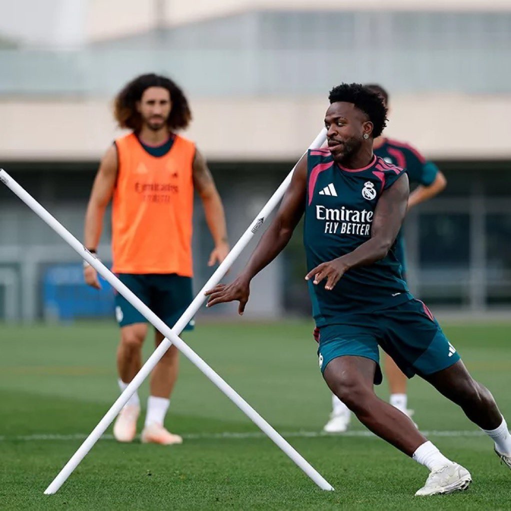 Deezyagain_'s tweet photo. Where Air Diomande jumps, Vini dodges💔 we should have sold him to Arsenal https://t.co/XEAlXJADgd