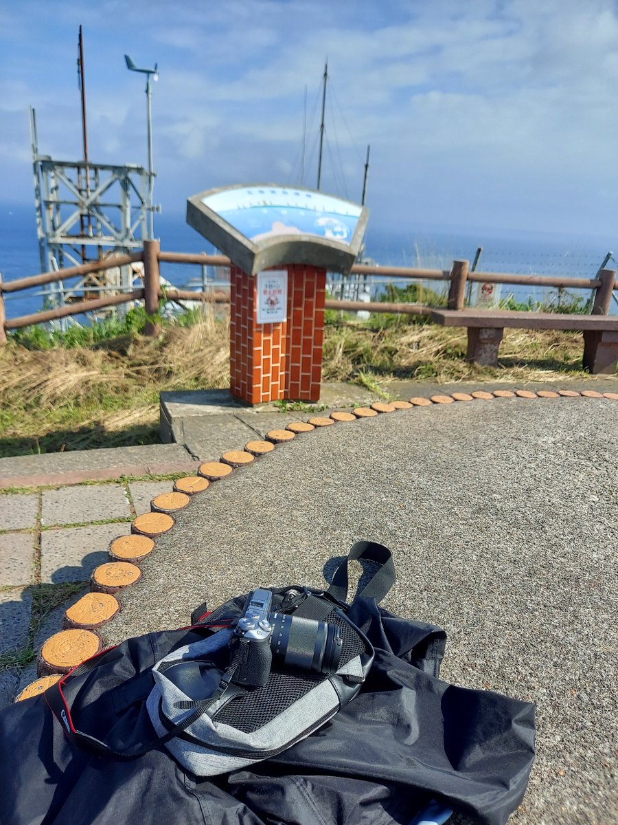 miyayan181's tweet photo. 東北ツーリング振り返り。
早朝に青森市内を出て目指したのは津軽半島の突端『龍飛崎』
鉄道で��2回ほど訪れていたけど、もちバイクでは初めて。これも目標の一つだった。
周囲はアジサイで満開。
有名な階段国道も愛車とパシャリ。
展望台で、コーヒー片手に20分ほど流れゆく津軽海峡を眺めてました。 https://t.co/xLK20DpqzX