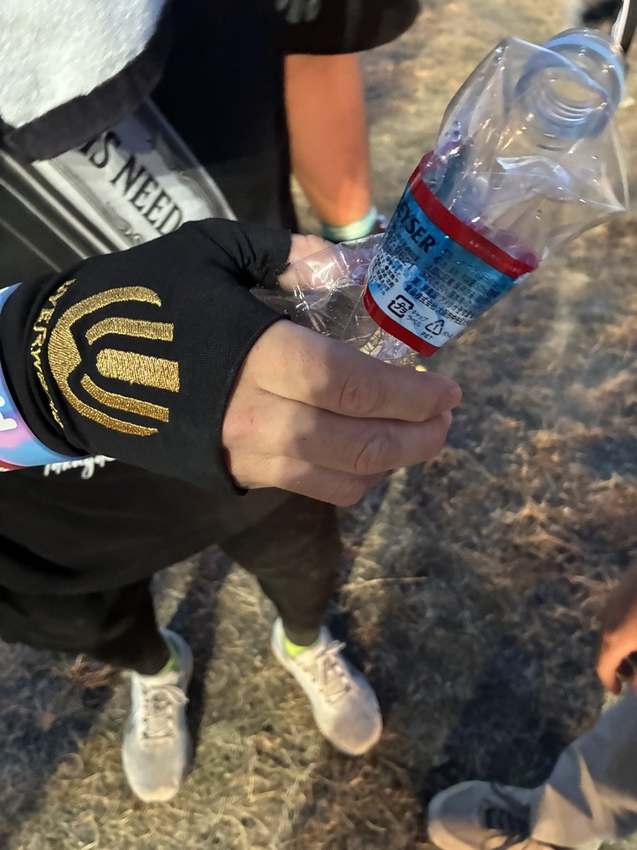 m_rider_K1D's tweet photo. IMPACTでTAKUYA∞がブチ込んできた
ペットボトルGET！！！
ヤバいセトリも���りがとう✨️😭

#UVERworld 
#RSR26 https://t.co/UfnWNvFZgF