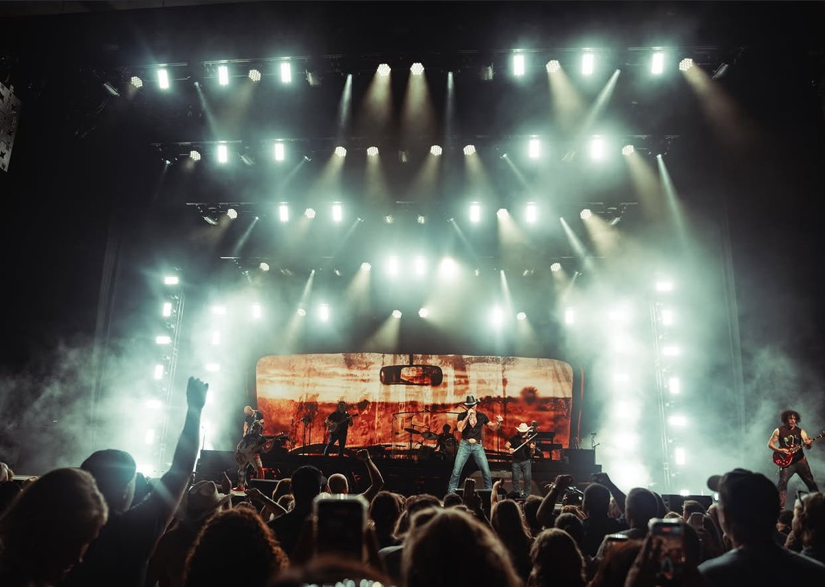 SAMTheTimMcGraw's tweet photo. What a hot crowd in Charlotte tonight!! U guys were fantastic! https://t.co/B7rD4HQcTW