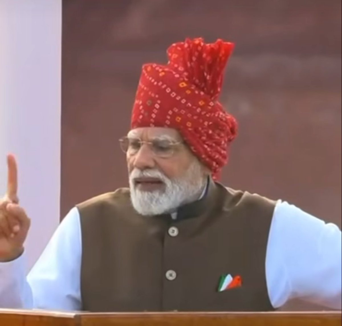 ChanakyaSpeaksX's tweet photo. कांग्रेस मुख्यालय पर सबकी नजर थी।

सोनिया गांधी पर सबकी नजर थी।

लेकिन लाल किले पर किसी न्यूज चैनल की नजर नहीं गई...?

नरेंद्र मोदी पर किसी की नजर नहीं गई..?

जो लोग एक पार्टी की गुलामी से बाहर नहीं निकल पा रहे उनके लिए क्या स्वतंत्रता दिवस और क्या गणतंत्र दिवस।

लाल किले से पिछले 5 दशकों को कोस रहे हैं और पिछले 12 साल से अडानी को उन 5 दशकों का सब बेच रहे हैं।

राजस्थान में नवलगढ़ में भाजपा के विधायक ने उल्टा झंडा फहरा दिया कोई न्यूज दिखी...?

राजस्थान के प्रदेशाध्यक्ष मदन राठौड़ की मौजूदगी में भाजपा के ऑफिस में वंदे मातरम गलत चला कोई न्यूज दिखी...?

नरेंद्र मोदी ने पॉकेट पर आयरलैंड का झंडा लगा रखा है कोई खबर दिखी...?

फिर ये न्यूज चैनल वाले कौनसा स्वतंत्रता दिवस मना रहे हैं...?

क्या ये सत्ता के गुलाम नहीं हैं...?

क्या भाजपा प्रदेशाध्यक्ष मदन राठौड़ को सजा मिलेगी राष्ट्र गीत के अपमान की या फिर ये कानून भी मुस्लिमों पर और कांग्रेस पर लागू होगा..?