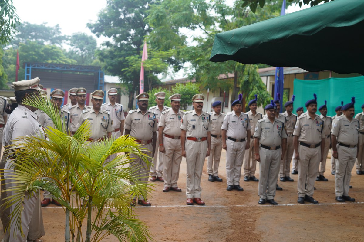 172BNCRPF's tweet photo. 🇮🇳 80th #IndependenceDay Celebrations  #172BnCRPF, Garhwa 🇮🇳

Sh. Ajay Kumar Verma, Comdt. #172bn hoisted the #NationalFlag, followed by an inspiring address, singing of #VandeMataram &amp; the #NationalAnthem, and distribution of sweets among the personnel.
#CRPF @crpfindia https://t.co/oLj54hi4b8