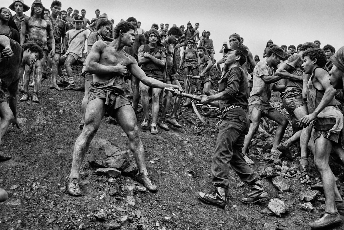 eyeonaxis's tweet photo. Tension between a miner and a soldier at the Serra Pelada mine. Pará, Brazil, 1986

Photo by Sebastiāo Salgado https://t.co/Nl2Eeq7nv4