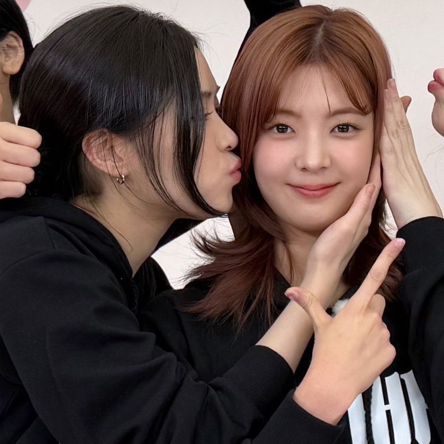 itzypopbase's tweet photo. ITZY’s Lia in response to a fan asking how it feels to be Ryujin’s “ex” following her ‘toxic till the end’ performance:

“sorry but she still calls me at night” https://t.co/XYfCBpKHSg