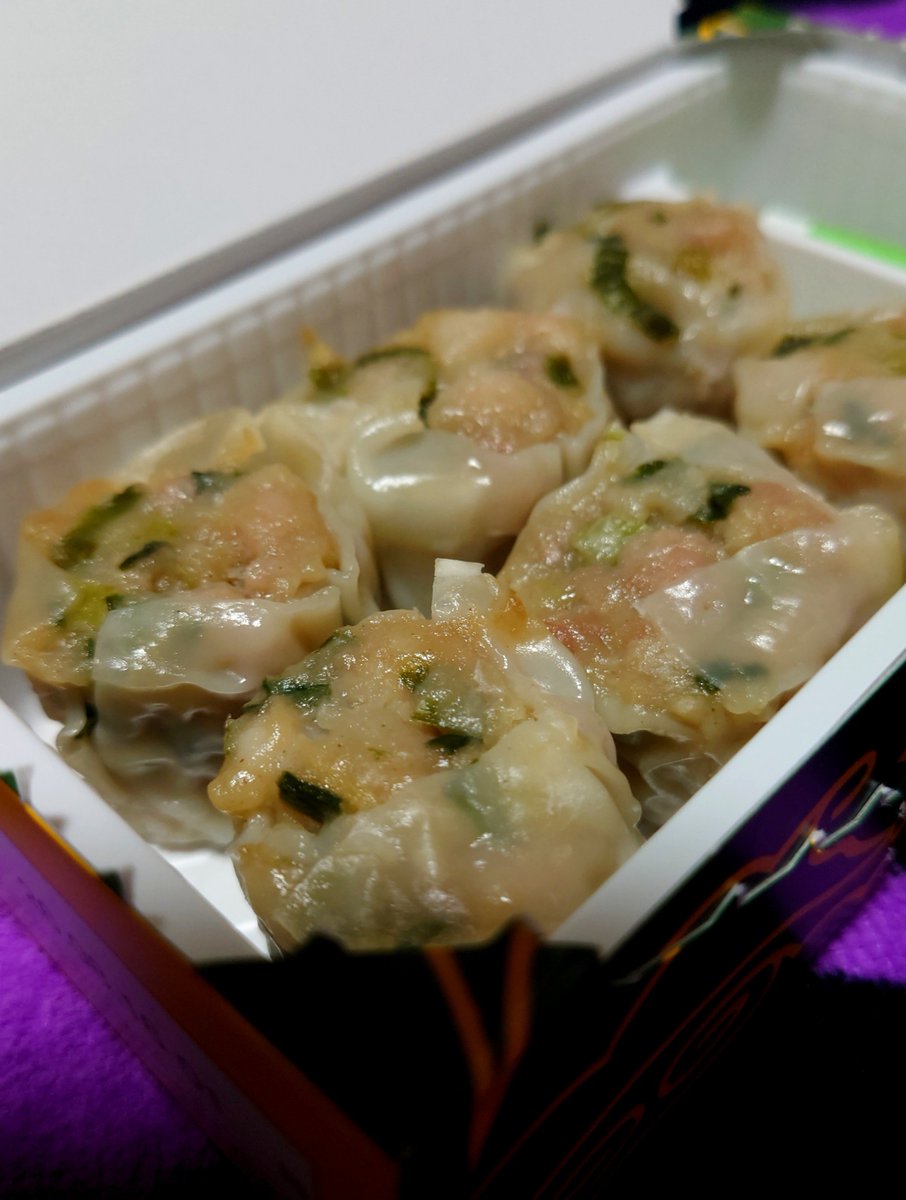 bluefox072's tweet photo. それでは、今回も…
旅💜の〆は、もちろん‼️
崎陽軒のギヨウザと…
炒飯弁当🍱だよ👍🏻
れにちゃん💜
#しがない奇人
#れにちゃん
#33SAMBA
#ボンボンDANCE
#崎陽軒 https://t.co/GYQb4ikRaa
