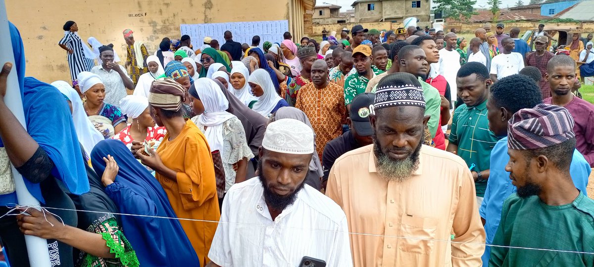BusinessDayNg's tweet photo. Photos: Massive turn out of voters at PU 004 Obalaoye Grammer School in Ede South and South LGA's of Osun state

#osunelection #inec #osunstate #businessday https://t.co/sUdFe7hTxq