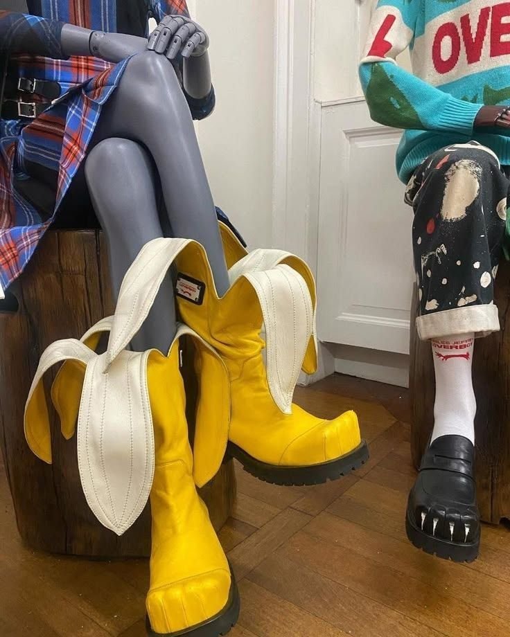 LeoDaVinciWave's tweet photo. These Charles Jeffrey LOVERBOY banana boots are absolutely wild. Apparently, they’re officially called “Banana Sheathed Moggies Boots. https://t.co/jHAhvC9Zeb