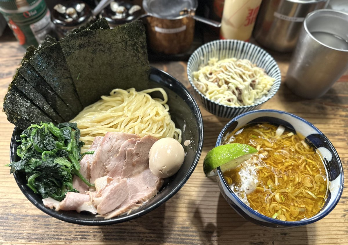 _myuara_'s tweet photo. クックら@相模大野
【つけ麺  中盛 カレー変更  xsのり+燻製チャーシュー+チャーシューまぶし】

めちゃくちゃ美味しかった☺️💯✨
スープの仕上がり、麺上げ、薫香感あるチャーシューのクオリティ… 全部いいんだけど、単純にこれよりウマい家系つけ麺ってないかも🤔
最高でした🍜✨ https://t.co/mLUxNzMyRl